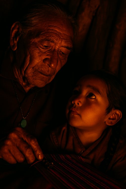 Anciano y niña junto a la luz cálida